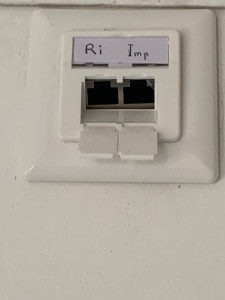 Photo de galerie - Installation de #réseau informatique en câble avec prise #RJ45