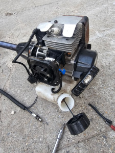 Photo de galerie - Réparation d'une débroussailleuse, ayant nécessité le remplacement des conduites de carburant et le réglage du carburateur.