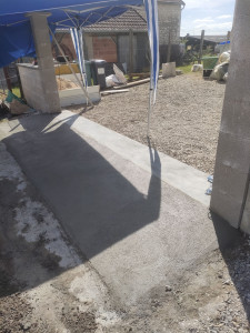 Photo de galerie - Agrandissement d'une entrée pour 
 accueillir un portail coulissant 
