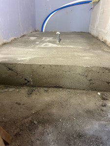 Photo de galerie - Préparation des réseaux eaux évacuation et dalle pour pose de baignoire balnéothérapie 