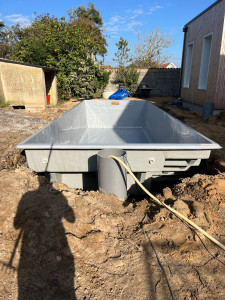 Photo de galerie - Terrassement , radier , pose de la coque , passage tuyaux , local technique , remblaiement 