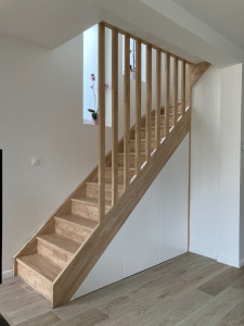 Photo de galerie - Agencement de rangements sous escalier, pose de gardes corps type claustras en hévéa, vitrification de l'ensemble.