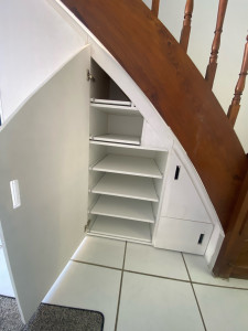 Photo de galerie - Meuble sous escalier sur mesure 