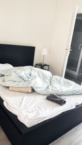 Photo de galerie - La chambre bénéficie d’une décoration sobre et contemporaine, avec des tons neutres favorisant une ambiance confortable et reposante. La salle de bain est directement accessible depuis la chambre, offrant davantage de praticité et de confort