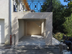 Photo de galerie - Enduit de façade finition semi grater 
baguette angles 
