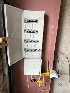 Photo de galerie - Finition du tableau elec + coffret de communication