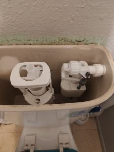 Photo de galerie - Remplacement mécanisme et flotteur haut pour WC avec précision 