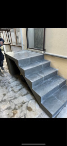 Photo de galerie - Carrelage entrée de maison escalier avec Joint blanc 