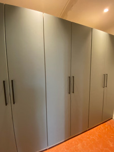 Photo de galerie - Montage, pose et fixation au mur d’un dressing IKEA