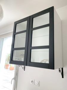 Photo de galerie - Montage meuble IKEA + customisation par deux équerres noirs Castorama