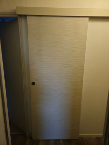 Photo de galerie - Réalisation de la pose d'une porte d'intérieur coulissante 