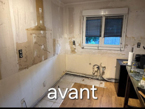 Photo de galerie - Ratissage des murs 
rebouchage 
surfaçage de la colle à carrelage
reprise de l'enduit sur l intégralité des murs 
impression 
2 couches de finition 