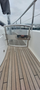 Photo de galerie - Remplacement d'un vitrage sur portillon inox d'une coursive de Yacht Luxueux