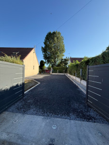 Photo de galerie - Cour en gnt, création d’une bande en bordure, pose de frise en pavé pour délimité l’espace vert. 