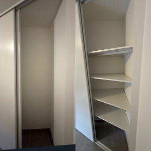 Photo de galerie - Installation d’étagères sur mesure dans un placard triangulaire avec découpe et fixation.