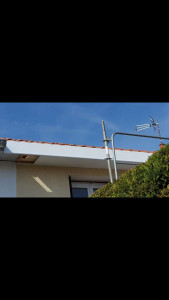 Photo de galerie - Pose de bandeaux PVC avec sous face de toit en frisette PVC.