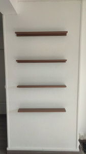 Photo de galerie - Fixation d'étagères murales