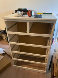 Photo de galerie - Montage de meubles en kits, caisson avec tiroirs.