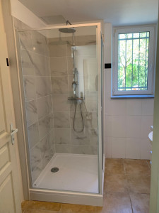 Photo de galerie - Remplacement d’une cabine de douche pour créer une vraie douche (receveur en grès, paroi de douche coulissante, faïence murale, plomberie)