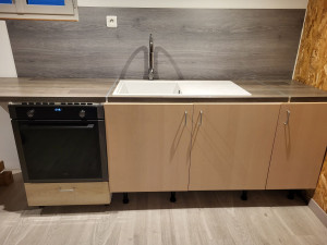 Photo de galerie - Réalisation d'une kitchenette avec pose de meubles de récupération, pose et raccordement du lavabo, mitigeur, four.
