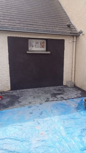 Photo de galerie - Posé parpaing, appuis de fenêtre et enduit gratté 