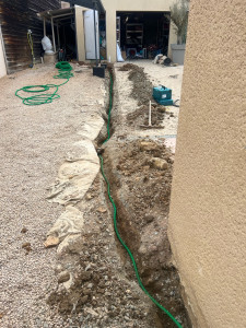 Photo de galerie - Photo 1/3 passage d’un câble RJ45 d’une maison principale à une annexe pour un cabinet de beauté.