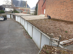 Photo de galerie - Nettoyage de toiture garage, avec produits anti mousse et évacuation encombrant. 