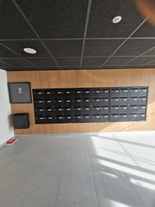 Photo de galerie - Fabrication de support avec pose de boîte aux lettres, panneaux d'affichage et corbeille