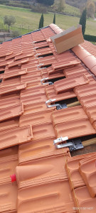 Photo de galerie - Installation de pattes de fixation pour les rails de panneaux photovoltaïque 