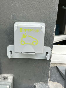 Photo de galerie - Installation prise green up recharge voiture électrique 