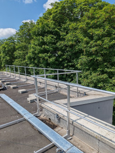 Photo de galerie - Pose de garde-corps lestés sur terrasse pour mise en sécurité collective