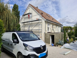 Photo de galerie - Sur ce chantier: Peinture façade, zinguerie , maçonnerie, démoussage toiture, sous-face ou débord de toit PVC blanc, encadrement de fenêtres, habillage de tablette de fenêtre en acier laqué , chape sur terrasse, Auvent de porte de garage.