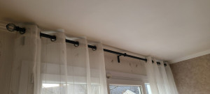 Photo de galerie - Pose de tringles à rideaux. 