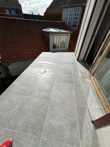 Photo de galerie - Pose de carreaux de carrelage 60x60 sur terrasse