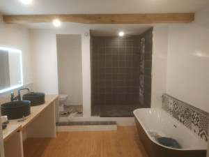 Photo de galerie - Salle de bain parquet massif,carrelage,faïence,plomberie,planté travail avec double vasques et rangement