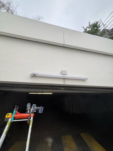 Photo de galerie - Pose de néon au dessus d un garage 