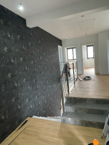 Photo de galerie - Pose de revêtement de sol + tapisserie et peinture sur mur et plafond. 