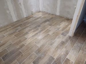 Photo de galerie - Pose d'un carrelage style parquet