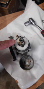 Photo de galerie - Réaction chimique dans le carbu, pipe d'admission, soupapes qui provoque une compression dans le carter d'huile ... moteur hs !
