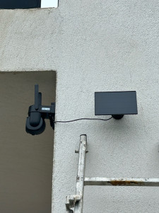 Photo de galerie - Installation d’une caméra de surveillance avec son panneau photovoltaïque