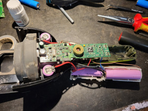 Photo de galerie - Changement de batteries sur un aspirateur sans fil ELECTROLUX