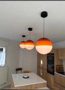 Photo de galerie - Suspensions design installées par mes soins : pose propre, alignement parfait et éclairage harmonieux pour une finition moderne et soignée.
