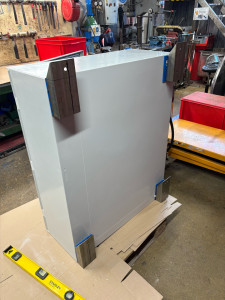 Photo de galerie - Création des pâtes de fixations qui vont permettre de fixer l'armoire électrique que j'ai refaite dans le cadre de mon travail.