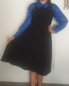 Photo de galerie - Une chemise bleue et une robe noire 