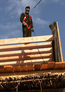 Photo de galerie - Pose solive en vue d une toiture plate membrane epdm