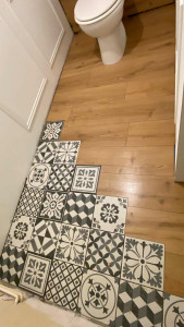Photo de galerie - Rénovation du sol dans un WC avec pose de carrelage et de parquet flottant.