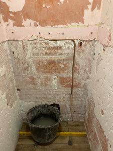 Photo de galerie - Rénovation complète d’un toilette en carrelage Avant 