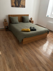 Photo de galerie - Chambre nettoyée avec soin, lit préparé et logement prêt à accueillir les voyageurs. Prestation de ménage complète pour locations saisonnières, Airbnb et particuliers.