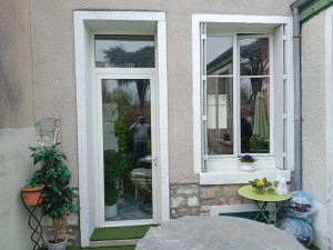 Photo de galerie - Rénovation peinture ponçage 
encadrement fenêtre encadrement de porte
rafraîchissez votre maison ?