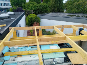 Photo de galerie - Rehausse de toiture pour un garage avec pose de bac acier et ossature osb pour rendre le visuel parfait 
